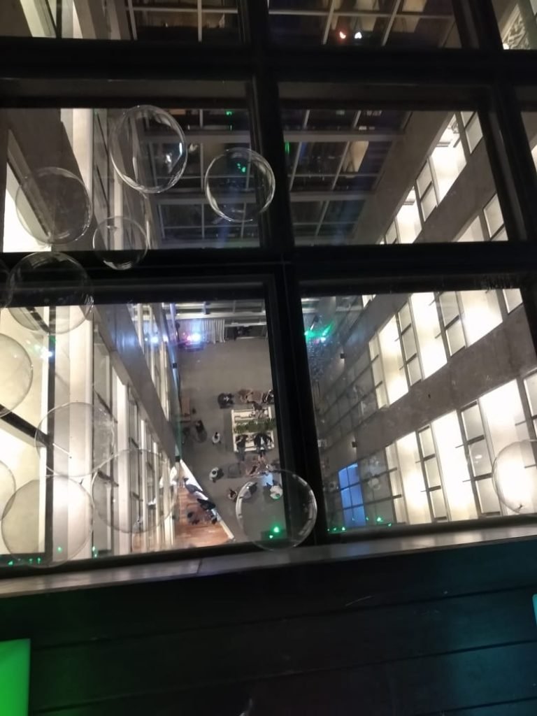 La piscina en el noveno piso es la distinción del hotel, con una vista a la Triple Frontera única.