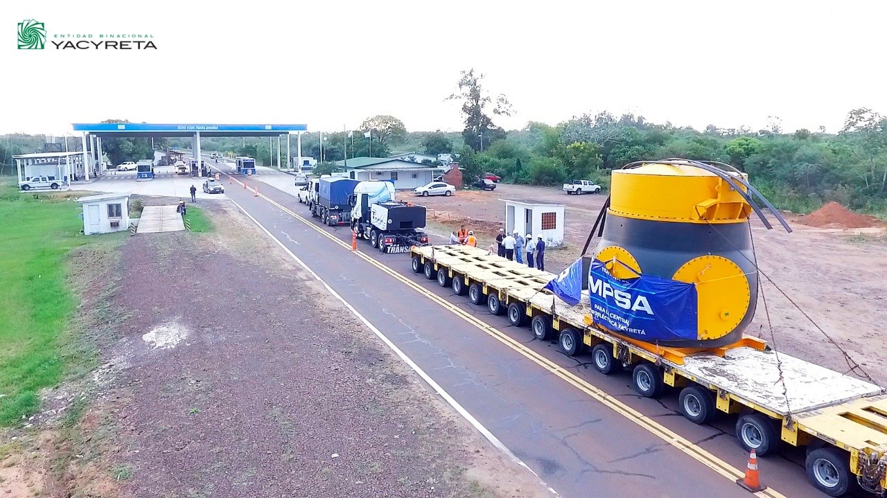 Turbina nueva para Yacyretá y energía para el país: Pesa 250 toneladas, es «made in Argentina» y llegó desde la Cordillera a 50 km por hora